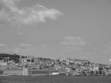 Tagus nehrindeki Lizbon şehri.