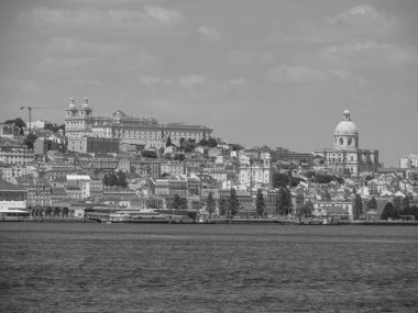 Tagus nehrindeki Lizbon şehri.