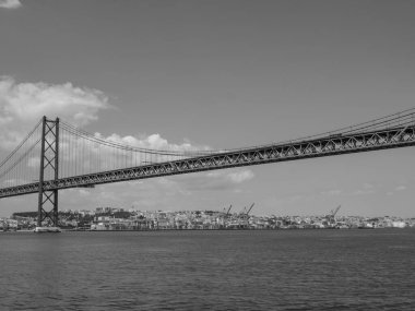 Tagus nehrindeki Lizbon şehri.