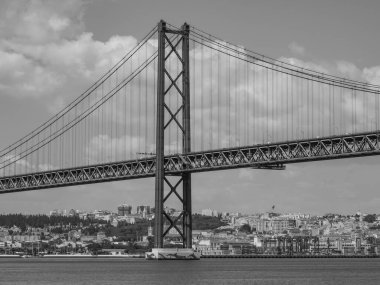 Tagus nehrindeki Lizbon şehri.