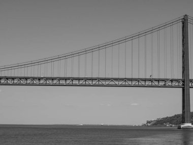 Tagus nehrindeki Lizbon şehri.