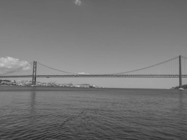 Tagus nehrindeki Lizbon şehri.