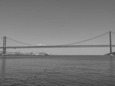 Tagus nehrindeki Lizbon şehri.