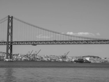 Tagus nehrindeki Lizbon şehri.