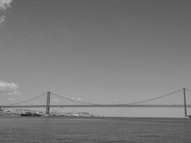 Tagus nehrindeki Lizbon şehri.