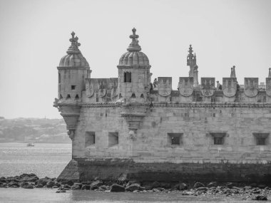 Tagus nehrindeki Lizbon şehri.