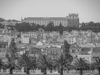 Tagus nehrindeki Lizbon şehri.