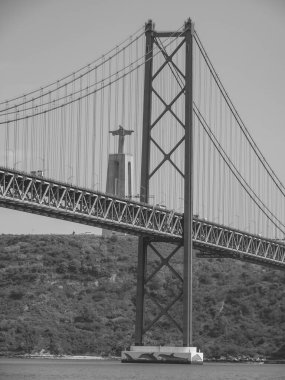 Tagus nehrindeki Lizbon şehri.