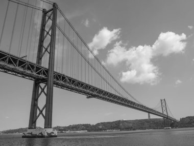 Tagus nehrindeki Lizbon şehri.