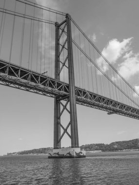 Tagus nehrindeki Lizbon şehri.