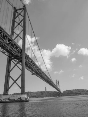 Tagus nehrindeki Lizbon şehri.