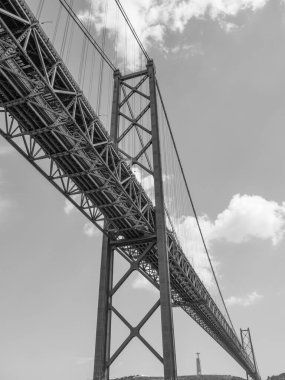 Tagus nehrindeki Lizbon şehri.