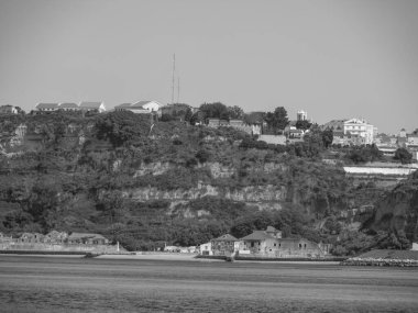 Tagus nehrindeki Lizbon şehri.