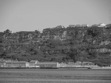 Tagus nehrindeki Lizbon şehri.