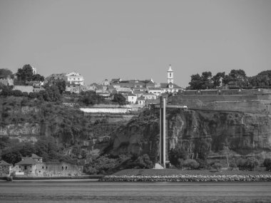 Tagus nehrindeki Lizbon şehri.