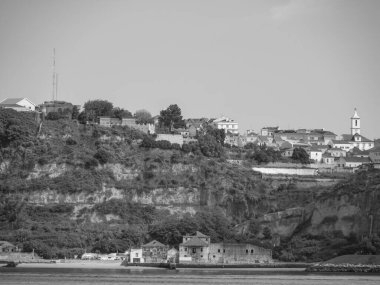 Tagus nehrindeki Lizbon şehri.