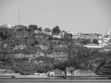 Tagus nehrindeki Lizbon şehri.