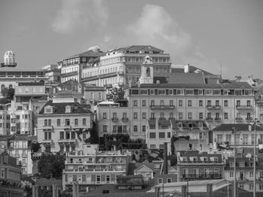 Tagus nehrindeki Lizbon şehri.