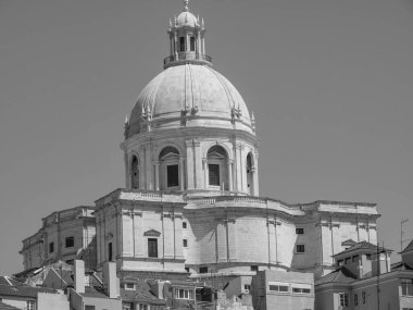 Tagus nehrindeki Lizbon şehri.