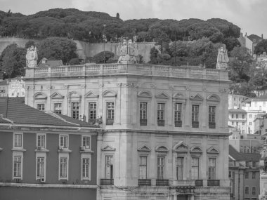 Tagus nehrindeki Lizbon şehri.