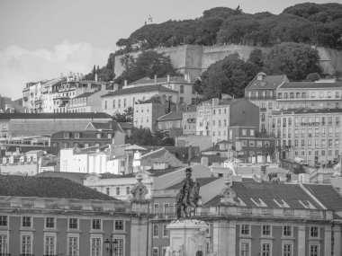 Tagus nehrindeki Lizbon şehri.