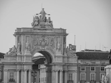 Tagus nehrindeki Lizbon şehri.