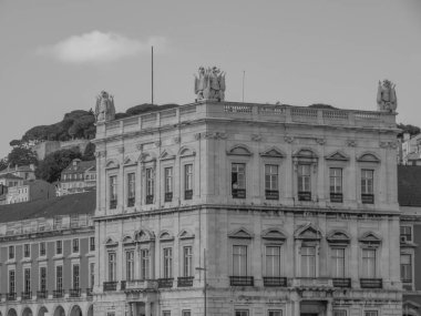 Tagus nehrindeki Lizbon şehri.