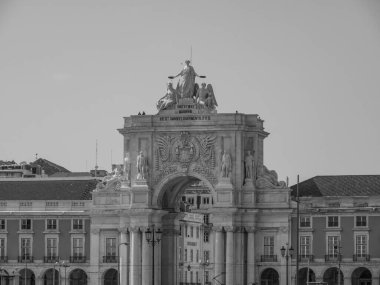 Tagus nehrindeki Lizbon şehri.