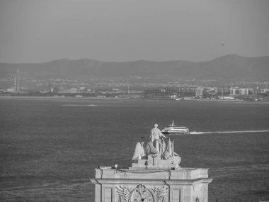 Tagus nehrindeki Lizbon şehri.