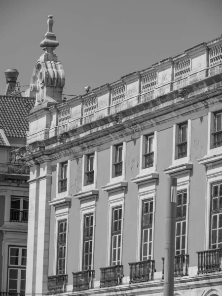 Tagus nehrindeki Lizbon şehri.