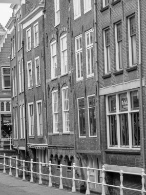 Alman Alkmaar ve Delft şehirleri