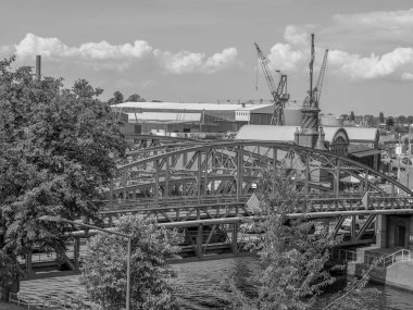 Almanya 'daki Trave Nehri' nin oradaki Luebeck şehri.