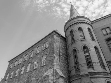 Almanya 'daki Trave Nehri' nin oradaki Luebeck şehri.