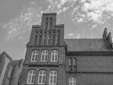 Almanya 'daki Trave Nehri' nin oradaki Luebeck şehri.