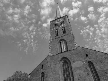 Almanya 'daki Trave Nehri' nin oradaki Luebeck şehri.