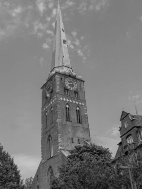 Almanya 'daki Trave Nehri' nin oradaki Luebeck şehri.