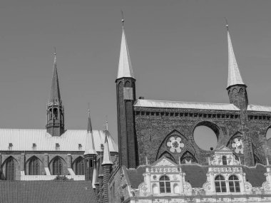 Almanya 'daki Trave Nehri' nin oradaki Luebeck şehri.