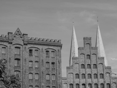 Almanya 'daki Trave Nehri' nin oradaki Luebeck şehri.