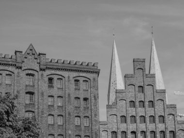 Almanya 'daki Trave Nehri' nin oradaki Luebeck şehri.