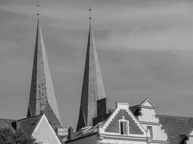 Almanya 'daki Trave Nehri' nin oradaki Luebeck şehri.
