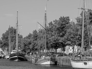 Almanya 'daki Trave Nehri' nin oradaki Luebeck şehri.