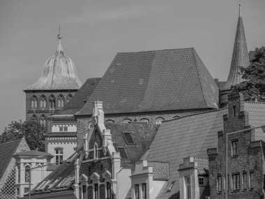 Almanya 'daki Trave Nehri' nin oradaki Luebeck şehri.