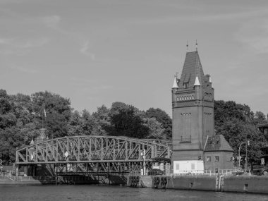 Almanya 'daki Trave Nehri' nin oradaki Luebeck şehri.