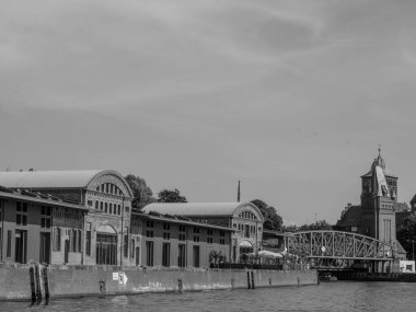 Almanya 'daki Trave Nehri' nin oradaki Luebeck şehri.