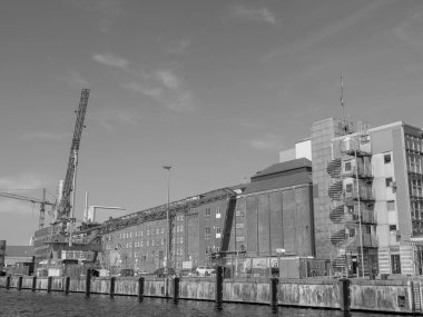 Almanya 'daki Trave Nehri' nin oradaki Luebeck şehri.