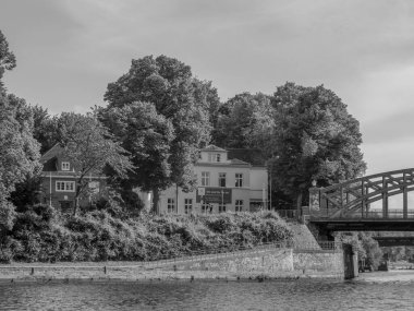 Almanya 'daki Trave Nehri' nin oradaki Luebeck şehri.
