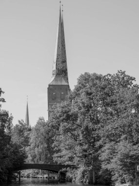 Almanya 'daki Trave Nehri' nin oradaki Luebeck şehri.