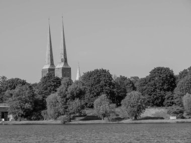 Almanya 'daki Trave Nehri' nin oradaki Luebeck şehri.
