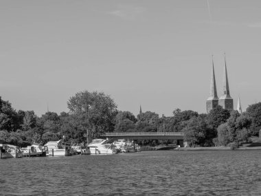 Almanya 'daki Trave Nehri' nin oradaki Luebeck şehri.