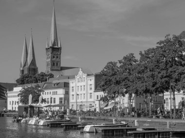 Almanya 'daki Trave Nehri' nin oradaki Luebeck şehri.